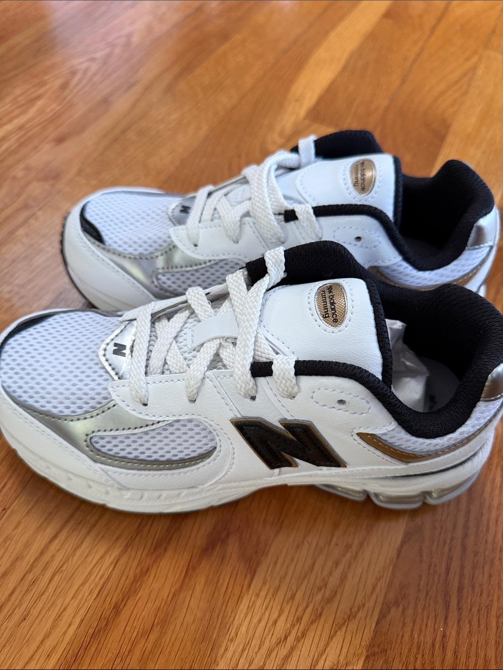 New Balance White and Black Kids Sneakers with Metallic Accents size 3